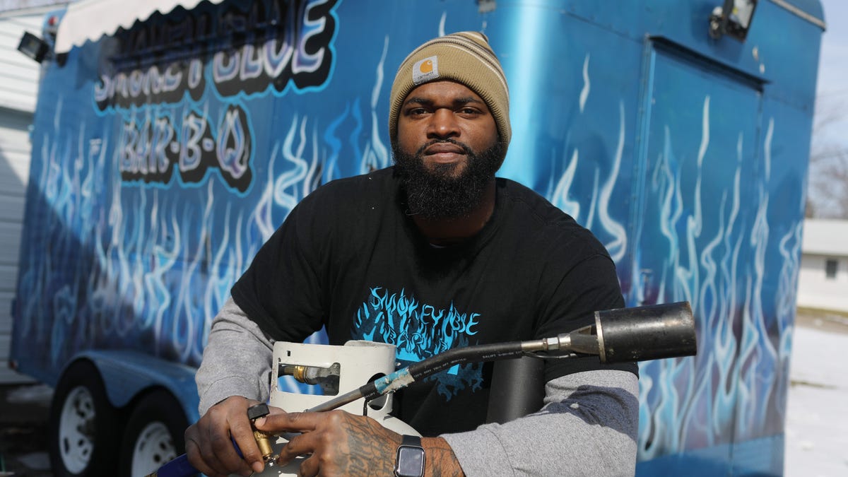 Smokey Blue Bar-B-Q thrives off-grid in an electronic society