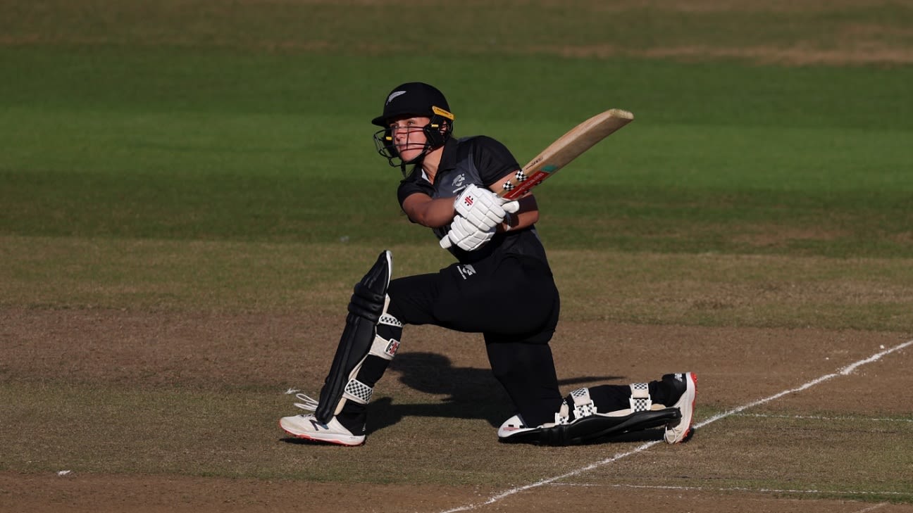 Amelia Kerr, Suzie Bates help New Zealand inch past West
