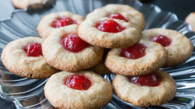 Delightfully Chewy Almond Macaroons: A Simple Recipe for Holiday Treats