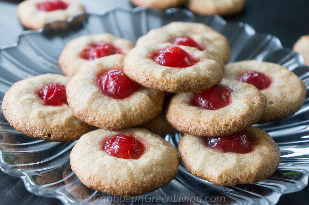 Delightfully Chewy Almond Macaroons: A Simple Recipe for Holiday Treats