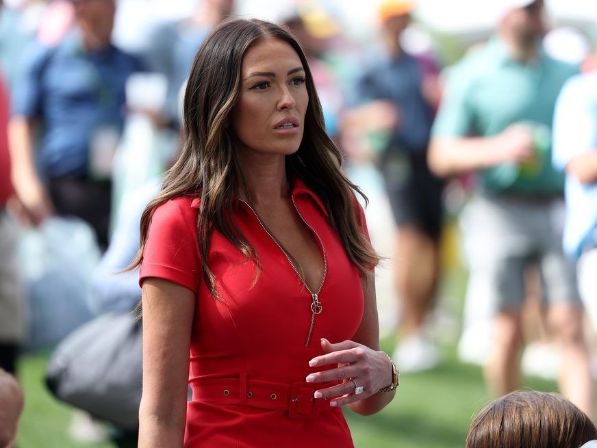 Paulina Gretzky stuns in Singapore on anniversary getaway with Dustin