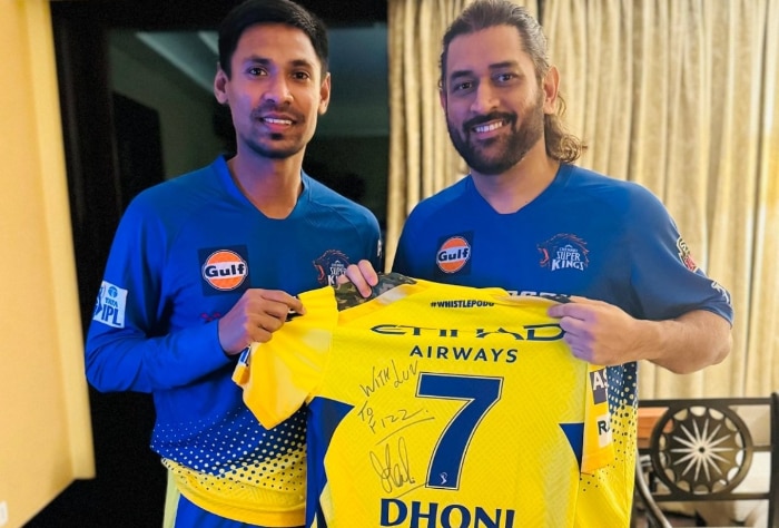THALA For a Reason! Dhoni Gifts Special Signed Jersey To