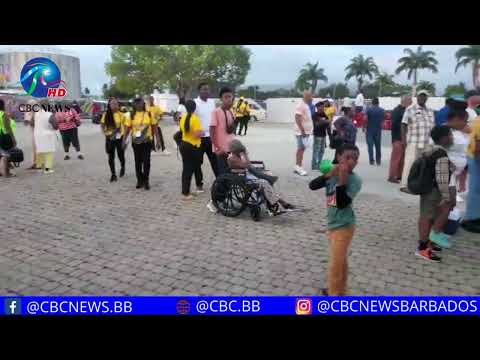 Crowds building at Kensington Oval
