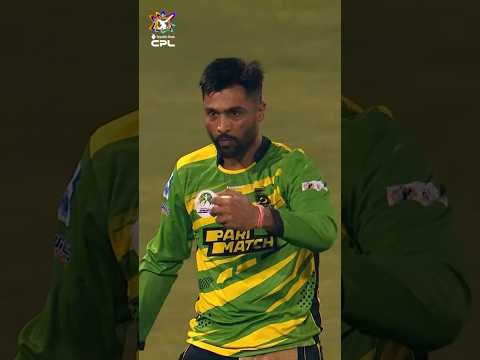 A stunning catch by an injured 🤕 Mohammed Amir 🤩