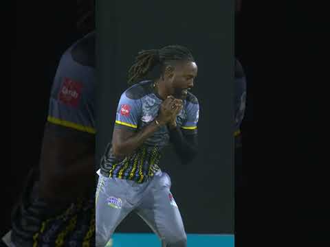 Joseph gets a CRUCIAL wicket! 🤩