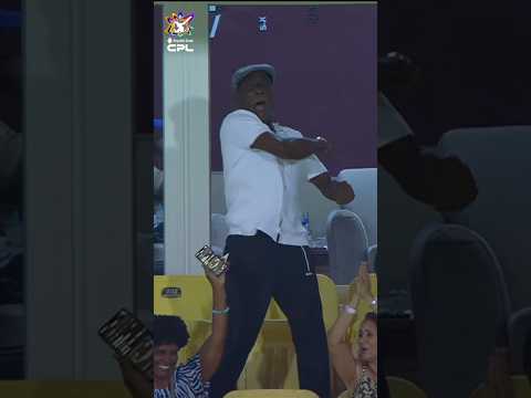 Sir Vivian Richards and Sir Curtly Ambrose know how to celebrate a victory in Antigua 🇦🇬